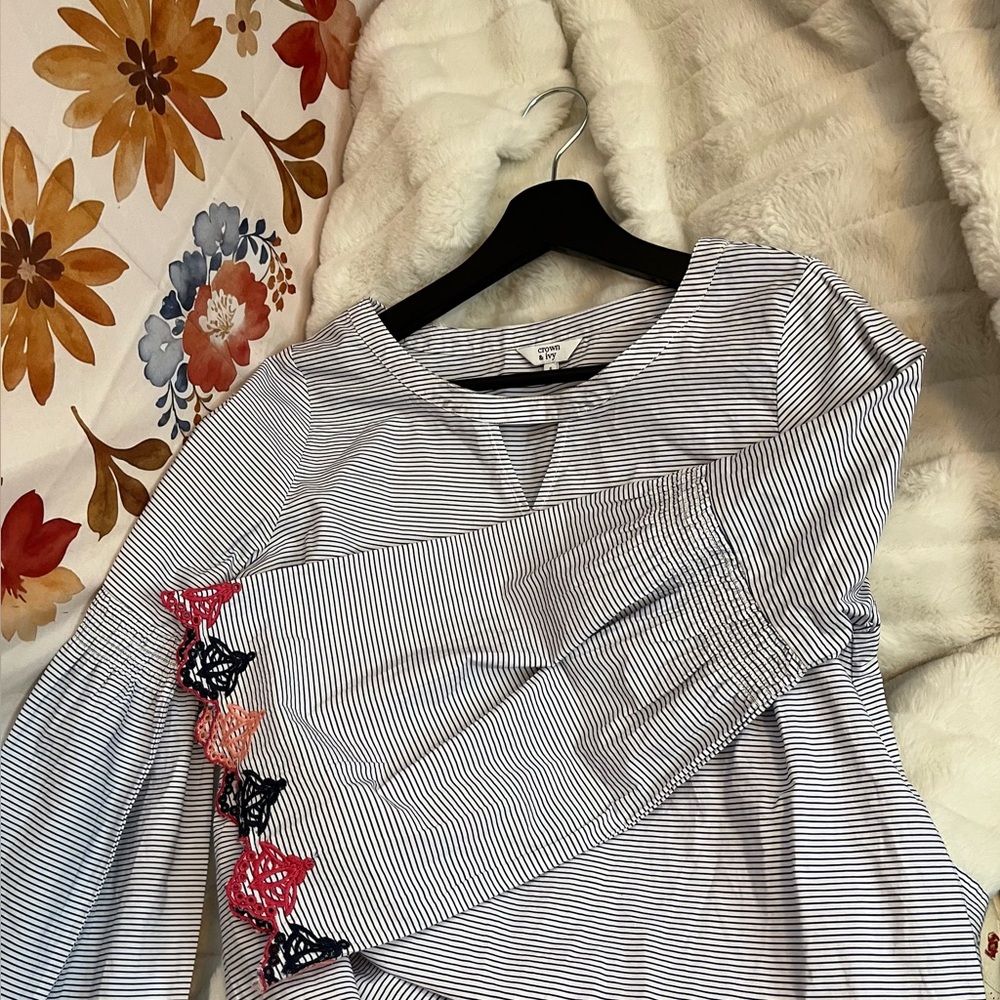 Crown & Ivy S Flared Eyelet Hem Sleeve Boho Preppy White Blue Stripe Spring Top